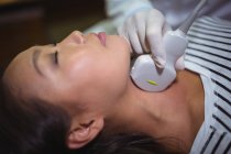 Крупним планом пацієнтки, які отримують ультразвукове сканування на шиї — стокове фото