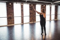 Mulher praticando dança moderna no estúdio de dança — Fotografia de Stock