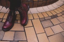 Baixa seção de mulher de pé com os pés cruzados — Fotografia de Stock