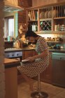 Frau liest zu Hause in der Küche ein Buch — Stockfoto