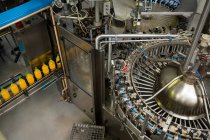 Vista de alto ângulo de máquinas na fábrica de bebidas frias — Fotografia de Stock