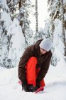 Скіпер носить снігове взуття на сніжному покритому ландшафті — стокове фото