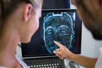 Rapport de balayage d'IRM de femme regardant sur l'écran d'ordinateur dans la clinique — Photo de stock