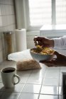 Uomo che fa colazione in cucina a casa — Foto stock