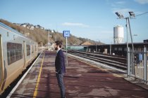 Uomo d'affari premuroso in piedi alla stazione ferroviaria — Foto stock