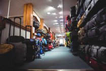 Varietà di borse su rack in interni negozio — Foto stock