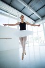 Graziosa ballerina che pratica danza classica in studio — Foto stock