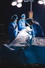 Хірурги, які виконують операцію в операційній кімнаті в лікарні — стокове фото