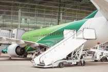 Самолет с лестницей во дворе аэропорта — стоковое фото