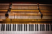 Nahaufnahme alter Klaviertastaturen in der Werkstatt — Stockfoto
