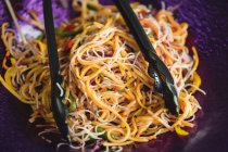 Крупный план приготовленных спагетти на тарелке в супермаркете — стоковое фото