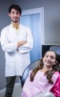 Портрет стоматолога и молодого пациента в стоматологической клинике — стоковое фото