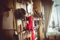 Oficina de horólogos antigos com ferramentas de reparo de relógio e equipamentos na parede — Fotografia de Stock