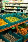 Gemüse- und Obstvielfalt im Supermarktregal — Stockfoto