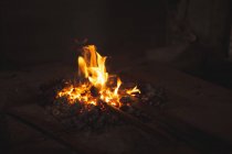 Nahaufnahme von Eisenstange erhitzt bei Brand in Werkstatt — Stockfoto