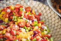 Primo piano d'insalata vegetale su piatto in supermercato — Foto stock