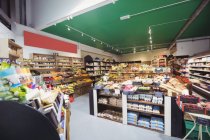 Vew interno della sezione di generi alimentari nel supermercato — Foto stock