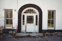 Дверь и вход в дом с выветренной фермой — стоковое фото