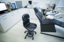 Порожній стоматологічний офіс з відкидним стільцем та інструментами — стокове фото