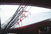 Attrezzatura da pesca su canna da pesca in barca — Foto stock