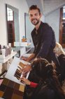 Женщина выбирает цвет волос со стилистом в парикмахерской — стоковое фото