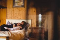 Joven pareja hipster durmiendo en la cama en casa - foto de stock