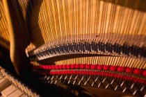 Gros plan sur les cordes de piano vintage ouvertes — Photo de stock