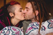 Молодая пара целуется в постели дома — стоковое фото