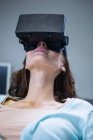 Женщина использует виртуальную реальность в клинике — стоковое фото