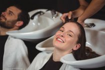 Clientes recebendo lavagem de cabelo no salão — Fotografia de Stock