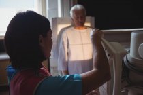 Ärztin richtet Gerät für Röntgen-Seniorin im Krankenhaus ein — Stockfoto