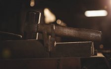 Gros plan du marteau et des outils en atelier — Photo de stock