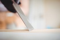 Immagine ritagliata di falegname che lavora con scalpello a casa — Foto stock