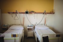 Порожній зал з ліжками та медичним обладнанням у лікарні — стокове фото