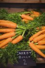 Primer plano de zanahorias frescas en la exhibición del supermercado - foto de stock