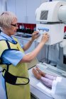 Medico che utilizza la macchina a raggi X per esaminare il paziente in ospedale — Foto stock