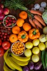Вид зверху різні овочі і фрукти на полиці в супермаркеті — стокове фото
