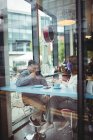 Homme et femme prenant un café à la cafétéria — Photo de stock