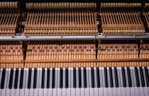 Close-up of old piano keyboard at workshop — Stock Photo