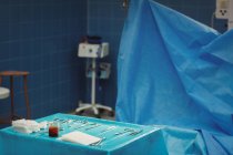 Outils chirurgicaux sur table en salle d'opération à l'hôpital — Photo de stock