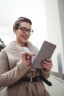 Junge Frau nutzt digitales Tablet auf Fußweg — Stockfoto