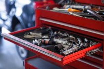 Набір робочих інструментів у коробці інструментів при ремонті гаража — стокове фото