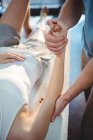 Imagem recortada de fisioterapeuta masculino dando massagem no braço para paciente do sexo feminino na clínica — Fotografia de Stock
