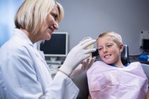 Zahnarzt zeigt Patientin in der Zahnklinik Mundmodell — Stockfoto