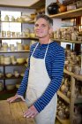Портрет счастливого гончара, стоящего в мастерской по гончарному делу — стоковое фото