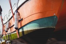 Крупный план лодки в солнечный день — стоковое фото