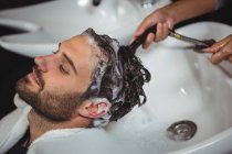 Homem recebendo sua lavagem de cabelo no salão — Fotografia de Stock
