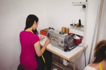 Женщины-модельеры, работающие над ноутбуком в студии — стоковое фото