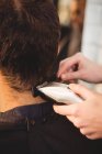 Homme se faire couper les cheveux au salon de coiffure — Photo de stock