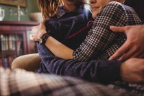 Imagen recortada de pareja abrazándose en casa - foto de stock